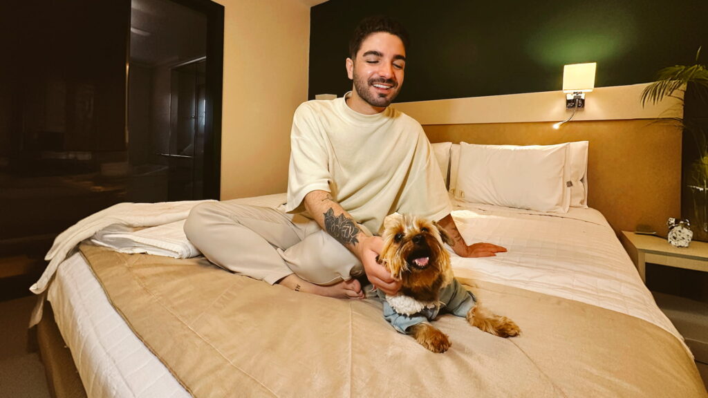 O influenciador Matheus Ferreira e o seu pet Milan no hotel Fioreze.