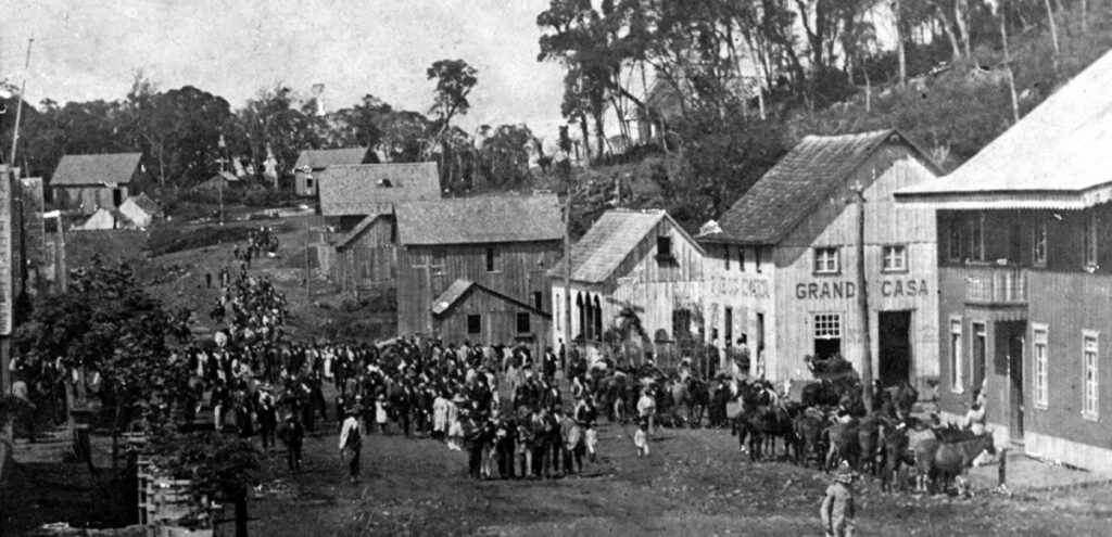 A história conta que os tropeiros descansavam em um grande campo gramado, surgindo assim o nome da cidade.